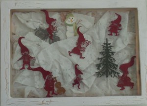 Julebilleder, collage lavet af forskelligt papir : Billedet er indrammet og rammen malet med en maling, der giver den et gammel look
