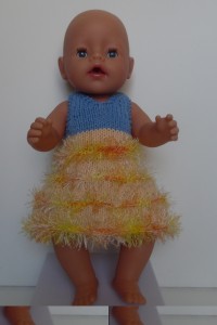 børnevenlig og vaskbar kortærmet kjole med blå overdel og skørt af gult pelsgarn