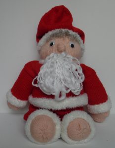 Børnevenlig julemand strikket af rødt, hvidt og hudfarvet garn med skæg af hvidt garn