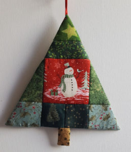 patchwork - juletræ lavet af smukt stof med julemotiver og en snemand i midten