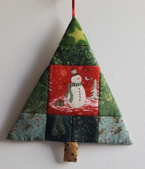 patchwork - juletræ lavet af smukt stof med julemotiver og en snemand i midten